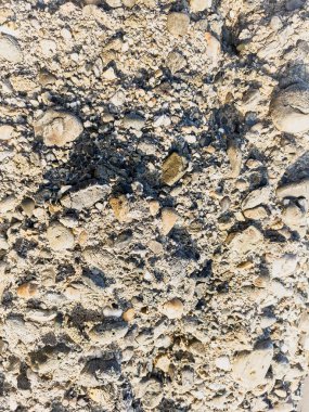 Etrafa dağılmış birkaç küçük kayanın olduğu kayalık bir alana yakın çekim. Görüntü biraz ıssız ve engebeli.