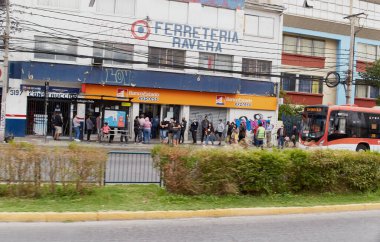 Santiago de Chile, Şili, 04-02-2021: Bir grup insan bir mağazanın önünde kuyrukta bekliyor. Dükkanın adı Ferreria.