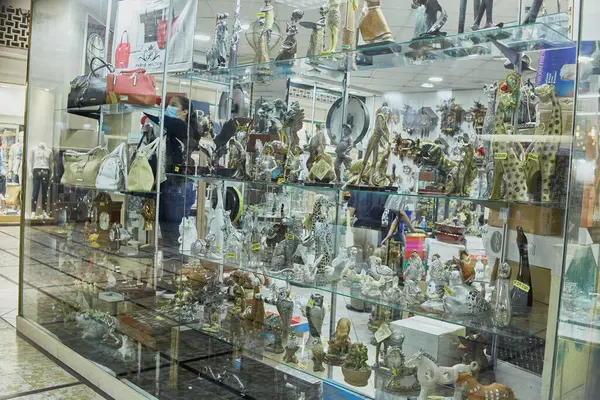 Santiago de Chile, Şili, 04-02-2021: Bir el çantası da dahil olmak üzere çeşitli ürünlerin sergilendiği bir mağaza. Mağaza açık ve eşyalar cam kutularda düzenleniyor. Mağazanın modern ve şık bir atmosferi var.