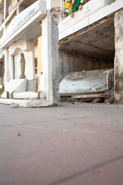 Santiago de Chile - Şili, 25-05-2021: Beyaz cepheli ve üzerinde 