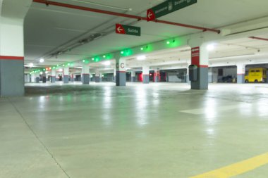 Santiago de Chile, Şili, 27-06-2021: Otopark boş ve farklı park yerleri için birçok tabela var. Sahne sakin ve huzurlu, çünkü park yerinde ne araba ne de insan var..