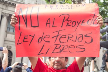 Santiago de Chile, Şili, 25-10-2019: Bir adam İspanyolca 