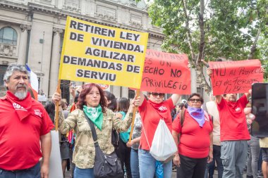 Santiago de Chile - Şili, 25-10-2019: Bir grup insan protesto ediyor ve ellerinde 