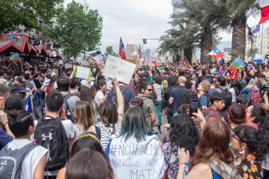 Santiago de Chile - Şili, 25-10-2019: Büyük bir grup insan toplandı, tabelalar ve protestolar tutuyorlar. İşaretlerden birinde 