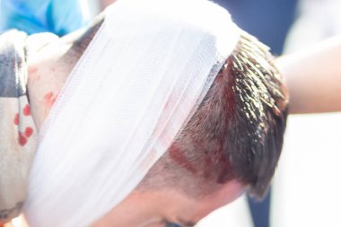 Santiago de Chile - Şili, 25-11-2019: Kafasında bandajlı ve yüzünde beyaz bir bez olan bir adam. Kumaş beyazdır ve adamın kafası onunla kaplıdır.