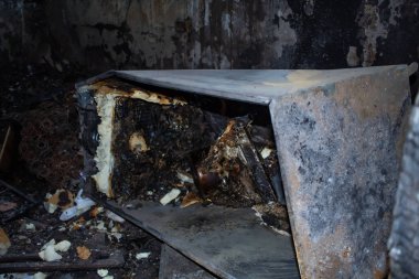 İçinde delik olan yanmış bir kutu. Kutu siyah ve yanık kokuyor.