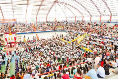 Tumbes, Tumbes, Peru 21-10-2023, Ayin Ayini: Bir stadyumda büyük bir kalabalık toplandı, maç izliyorlar. Atmosfer hareketli ve enerjik. İnsanlar tezahürat yapıyor ve eğleniyor.