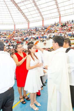 Tumbes, Tumbes, Peru 21-10-2023, Doğrulama Ayini: Kadın beyaz bir elbise giyiyor. Kadın, erkek tarafından kutsandı.
