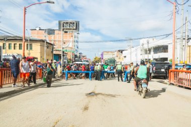 Tumbes, Tumbes, Peru 01-03-2025: Kalabalık bir kalabalık ve bir motosikletle kalabalık bir cadde. Manzara canlı ve hareketli.