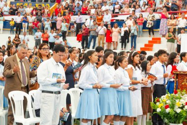 Tumbes, Tumbes, Peru 21-10-2023, Doğrulama Ayini: Bir grup genç insan kalabalıkta toplandı, bazıları kitap tutuyor. Sahne birlik ve beraberliktir, çünkü bir grup insan hep birlikte bir araya gelir.
