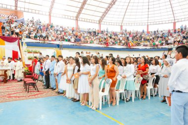 Tumbes, Tumbes, Peru 21-10-2023, Onaylama Ayini: Bir grup rahip ve genç bir kız büyük bir stadyumda birlikte duruyorlar.