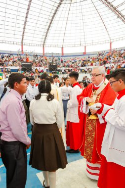 Tumbes, Tumbes, Peru 21-10-2023, Onaylama Ayini: Bir rahip bir grup insanı kutsuyor, etekli genç bir kız da dahil.