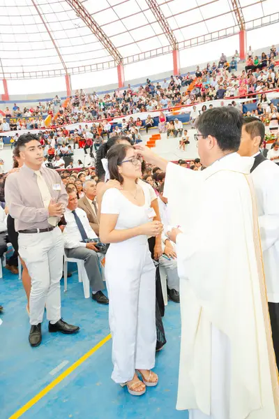 Tumbes, Tumbes, Peru 21-10-2023, Doğrulama Ayini: Kadın beyaz bir elbise giyiyor. Kadın bir rahip tarafından kutsandı.