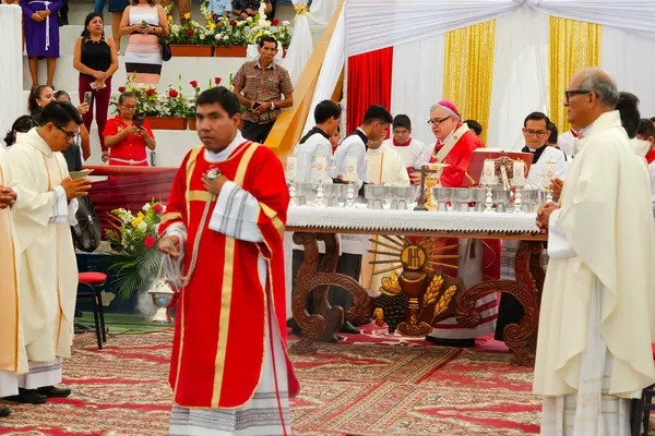 Tumbes, Tumbes, Peru 21-10-2023, Onaylama Ayini: Bir grup rahip mum ve şaraplı bir masanın etrafında toplandı. Sahne kutsal ve dindardır.