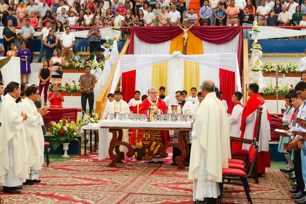 Tumbes, Tumbes, Peru 21-10-2023, Onaylama Töreni: Bir grup rahip kırmızı cüppeli bir adamın önlerinde durduğu bir masanın etrafında toplandı.