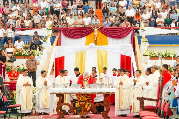 Tumbes, Tumbes, Peru 21-10-2023, Onaylama Ayini: Bir grup rahip kırmızı cüppeli bir adamla bir masanın etrafında toplandı. Sahne dini bir tören ya da toplantı gibi görünüyor.