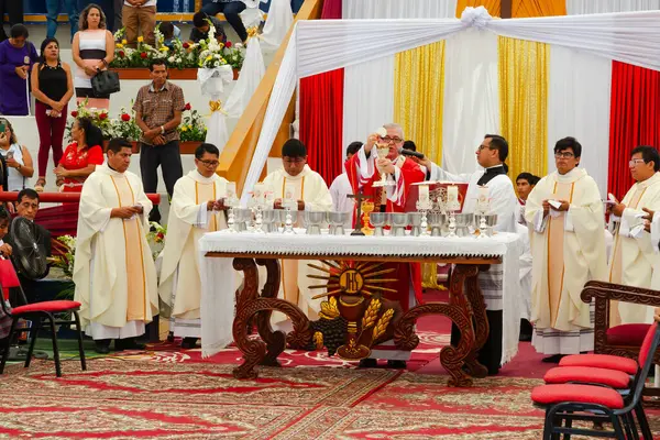 Tumbes, Tumbes, Peru 21-10-2023, Doğrulama Ayini: Bir grup rahip, çok sayıda fincan ve mum bulunan bir masanın etrafında toplandı. Sahne kutsal ve dinsel, çünkü rahipler büyük ihtimalle bir tören ya da törene hazırlanıyorlar.
