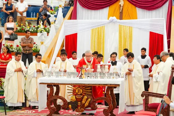 Tumbes, Tumbes, Peru 21-10-2023, Onaylama Töreni: Bir grup rahip, önlerinde beyaz cüppeli bir adamın durduğu bir masanın etrafında toplandı.