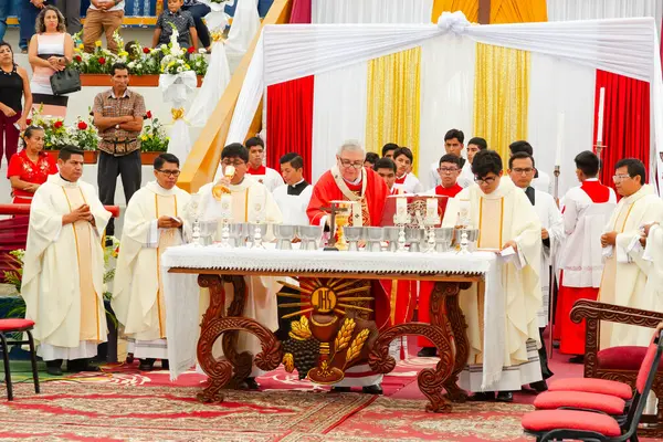 Tumbes, Tumbes, Peru 21-10-2023, Onaylama Töreni: Bir grup rahip, önlerinde beyaz cüppeli bir adamın durduğu bir masanın etrafında toplandı.