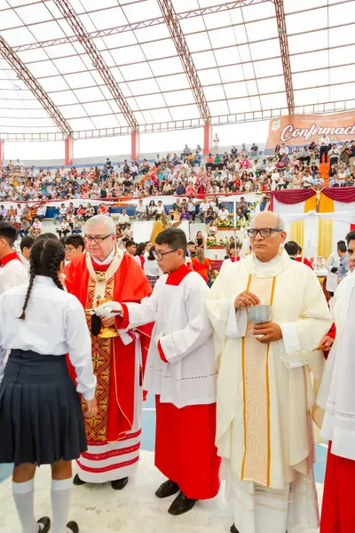 Tumbes, Tumbes, Peru 21-10-2023, Onaylama Ayini: Bir grup rahip ve genç bir kız büyük bir stadyumda birlikte duruyorlar.