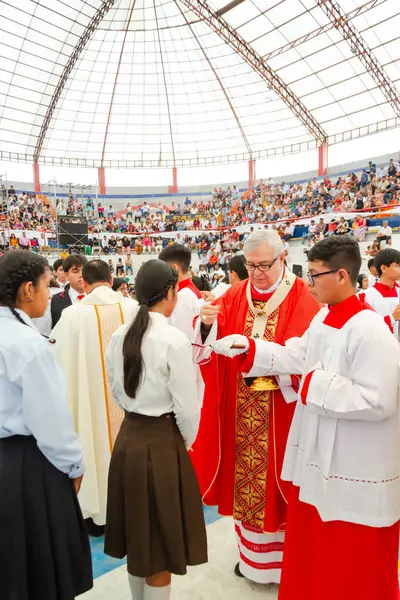 Tumbes, Tumbes, Peru 21-10-2023, Onaylama Ayini: Bir rahip bir grup insanı kutsuyor. Rahip kırmızı bir bornoz giyiyor ve insanlar beyaz giyiyor.