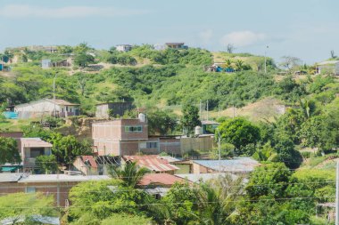 Birkaç evi ve birkaç ağacı olan bir kırsal bölge. Evler küçük ve tuğladan yapılma.