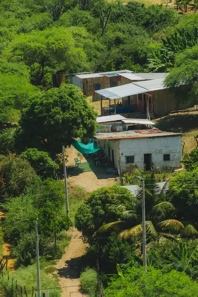 Birkaç evi ve ağacı olan küçük bir köy. Evler ahşaptan yapılmıştır ve beyaz bir çatısı vardır. Köy ağaçlarla çevrili ve huzurlu bir atmosferi var.