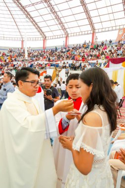 Tumbes, Tumbes, Peru 21-10-2023, Doğrulama Ayini: Kadın beyaz bir elbise giyiyor.