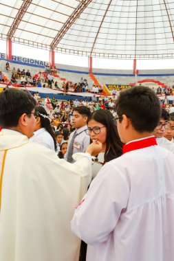 Tumbes, Tumbes, Peru 21-10-2023, Doğrulama Ayini: Kadın beyaz bir elbise giyiyor.