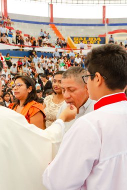 Tumbes, Tumbes, Peru 21-10-2023, Onaylama Ayini: Bir adam beyaz elbiseli bir kadını kutsuyor. Kadın ağIıyor. Adam kırmızı beyaz bir bornoz giyiyor.
