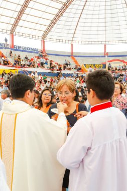 Tumbes, Tumbes, Peru 21-10-2023, Doğrulama Ayini: Rahip beyaz bir bornoz giyiyor ve kadın siyah bir elbise giyiyor.
