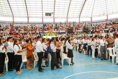 Tumbes, Tumbes, Peru 21-10-2023, Onaylama Ayini: Bir stadyumda bayrakları olan bir kalabalık toplandı. Atmosfer canlı ve enerjik, insanlar tezahürat yapıyor ve alkışlıyor.