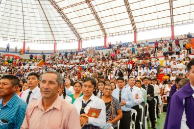 Tumbes, Tumbes, Peru 21-10-2023, Onaylama Ayini: Bir stadyumda bir kalabalık toplandı. Atmosfer canlı ve enerjik. Her yaştan ve geçmişden insan bir amaç için bir araya geliyor.