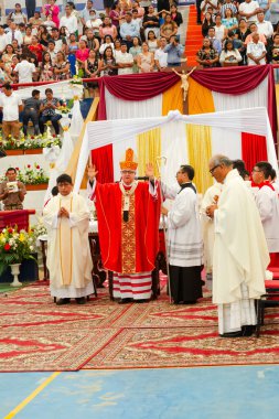 Tumbes, Tumbes, Peru 21-10-2023, Onaylama Ayini: Bir grup rahip, beyaz bir nesne tutan kırmızı cüppeli bir adamla bir odada toplandı.