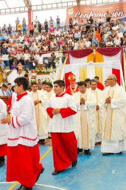 Tumbes, Tumbes, Peru 21-10-2023, Doğrulama Ayini: Bir grup rahip koridorda üzerinde 