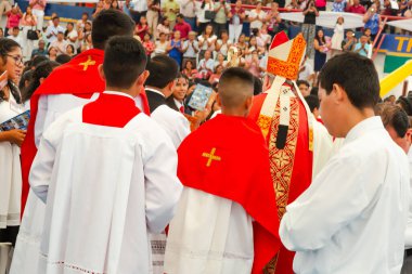 Tumbes, Tumbes, Peru 21-10-2023, Doğrulama Ayini: Kırmızı cüppeli ve beyaz cüppeli bir grup adam, kırmızı cüppeli bir adamın yanında duruyor. Kırmızı cüppeli adam bir rahip ve grup özel bir etkinlik ya da tören için toplanmış gibi görünüyor.