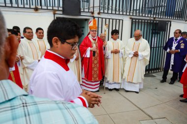 Tumbes, Tumbes, Peru 21-10-2023, Doğrulama Ayini: Bir çocuk da dahil olmak üzere bir grup insan kırmızı ve beyaz bir kıyafet içinde bir araya toplandı. Çocuk kırmızı bir bornoz ve beyaz bir şapka giyiyor.