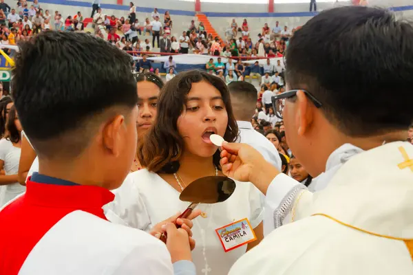 Tumbes, Tumbes, Peru 21-10-2023, Doğrulama Ayini: Bir adam bir kadına bir parça ekmek veriyor. Kadın beyaz bir gömlek ve bir kolye giyiyor. Sahne bir stadyumda geçiyor.