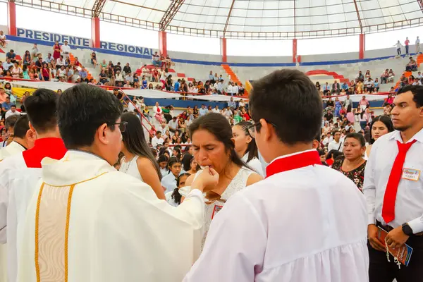 Tumbes, Tumbes, Peru 21-10-2023, Doğrulama Ayini: Kadın beyaz bir elbise giyiyor.