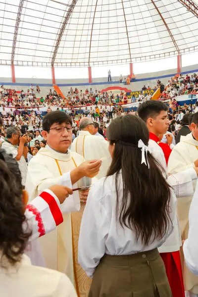Tumbes, Tumbes, Peru 21-10-2023, Doğrulama Ayini: Bir rahip kalabalıkta bir kadını kutsuyor. Rahip beyaz bir bornoz giyiyor ve kadın beyaz bir gömlek giyiyor.