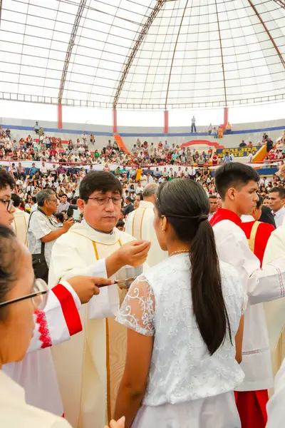 Tumbes, Tumbes, Peru 21-10-2023, Doğrulama Ayini: Kadın beyaz bir elbise giyiyor. Papazın elinde beyaz bir nesne var.