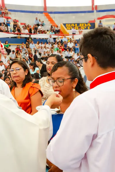Tumbes, Tumbes, Peru 21-10-2023, Doğrulama Ayini: Bir erkek bir kadına bir dilim kek veriyor. Kadın gözlük takıyor ve pastayı yiyor.
