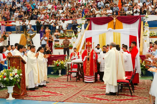 Tumbes, Tumbes, Peru 21-10-2023, Doğrulama Ayini: Beyaz ve kırmızı cüppeli bir grup bir masanın etrafında toplandı. Adamlardan biri beyaz bir nesne tutuyor.