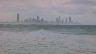 Avustralya 'daki Gold Coast' un arka planında yer alan ve popüler bir tatil beldesi olan kasırga ya da kasırga Sörfçüleri Cenneti tarafından üretilen, dalgalar ve fırtına sörfleri üzerine kişisel bir su aracı..