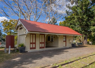 Queensland, Avustralya 'daki Gympie yakınlarında Imbil kasabasında sakin ve şaibeli bir yerde muhafaza edilen eski bir tren istasyonu..