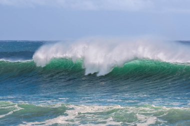 Güçlü bir turkuaz dalgası Snapper Kayalıkları, Coolangatta, Queensland 'a çarpar, sisli suyu havaya karışır, okyanusun ham enerjisini ve durdurulamaz gücünü yakalar..