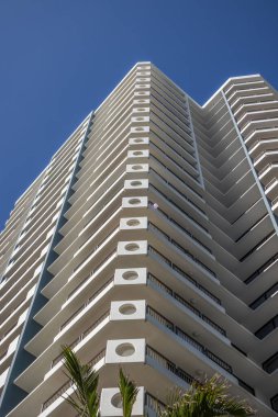 Avustralya, Queensland 'daki Gold Coast' ta bu perspektif fotoğrafında aşağıdan bakıldığında ilginç şekilli, modern, yüksek katlı bir apartman..