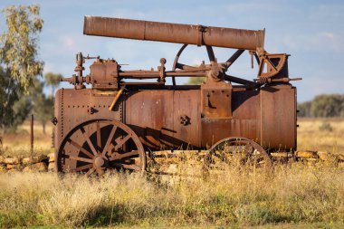 Çok eski ve paslı buharlı bir traktör. Geçmiş bir çağdan kalma diğer tarım mekanizmalarına sahip. Avustralya 'nın güneybatı Queensland kentindeki Cunnamulla' da botanik bahçesinde duruyor..