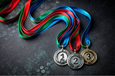 İkincilik ve Üçüncülük İçin Renkli Kurdeleli Gümüş ve Bronz Madalyalar