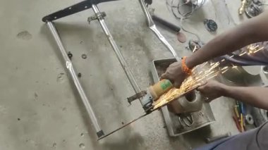 Kesme makinesiyle çalışan bir adam